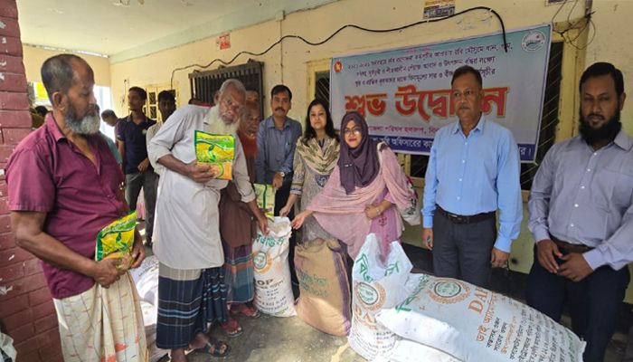 বিরামপুরে ১২শ’ কৃষক পেলেন বিনামূল্যে সরিষা বীজ ও সার